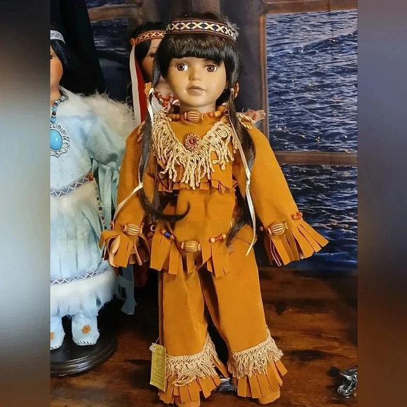 AMERICA INDIAN TRADITIONAL Heritage collectable porcelain doll 15" high/wstand - Picture 4 of 11